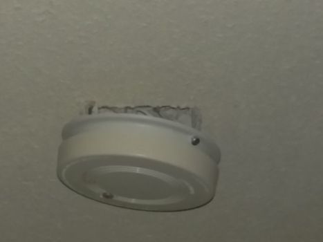 Hanging smoke detector 